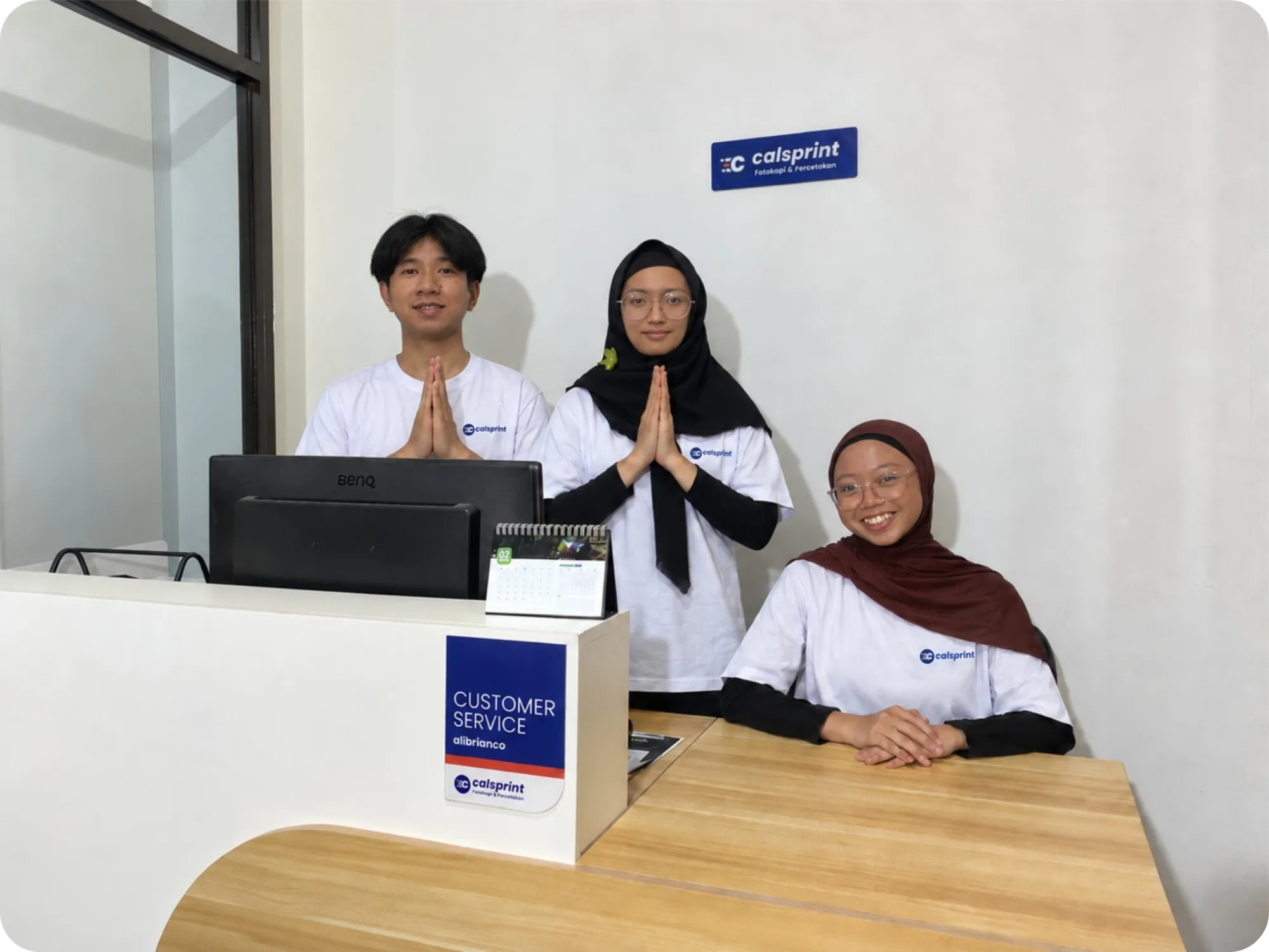 Tim Calsprint menyambut pelanggan